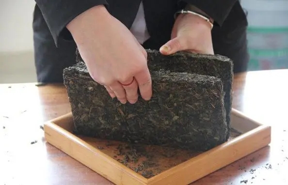 2022年怎么撬普洱茶磚？