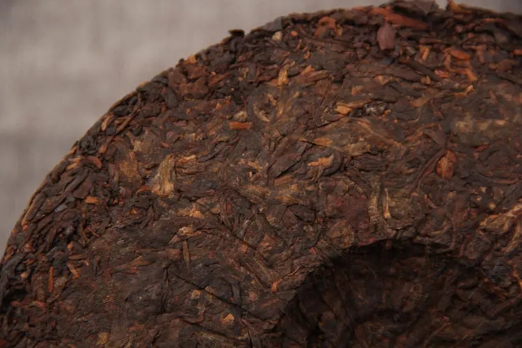 如何判斷普洱茶是否發(fā)霉？發(fā)霉的普洱茶應(yīng)該怎么處理？