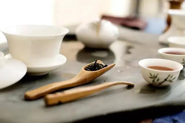 為什么有時喝茶嗓子會發(fā)干？